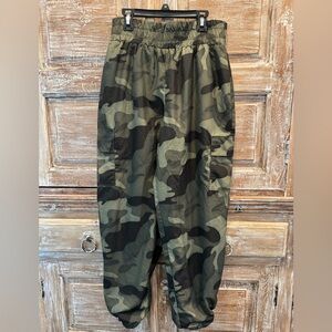 Hollister Olive & Black Camouflage Wind Pants Sz Small W/Pockets & Elastic Waist